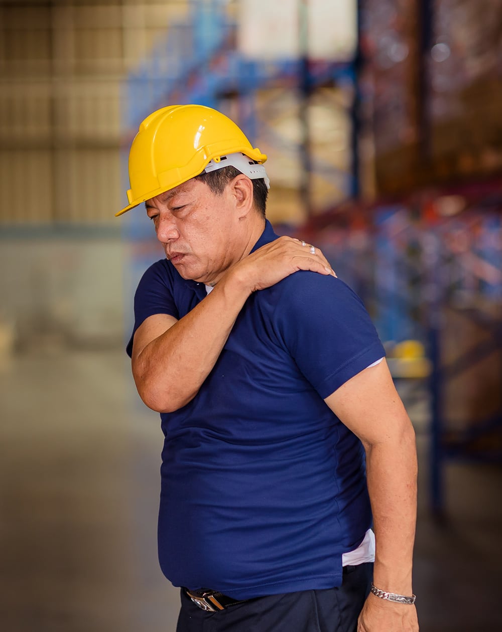 worker experiencing shoulder pain during work